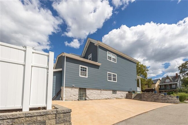 Building Photo - 242 Bigham St