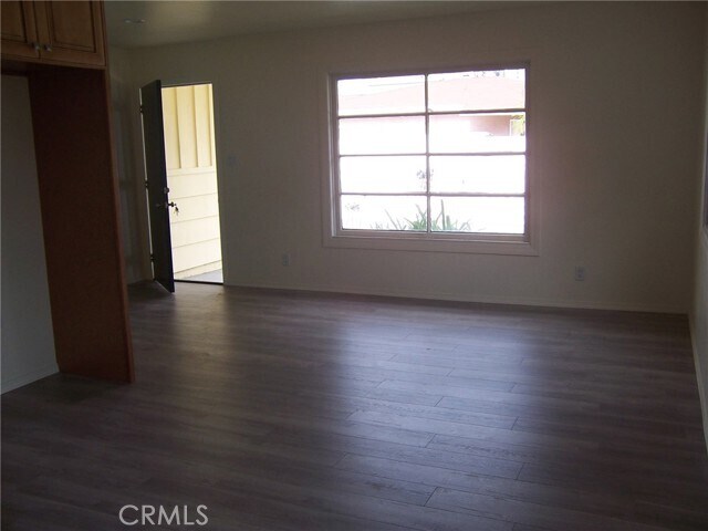 Building Photo - 730 E Almond Ave