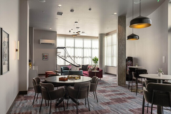 Sala de música del edificio este, equipada con máquina de karaoke, mesa de póker y varios juegos. - AMLI Redmond Way