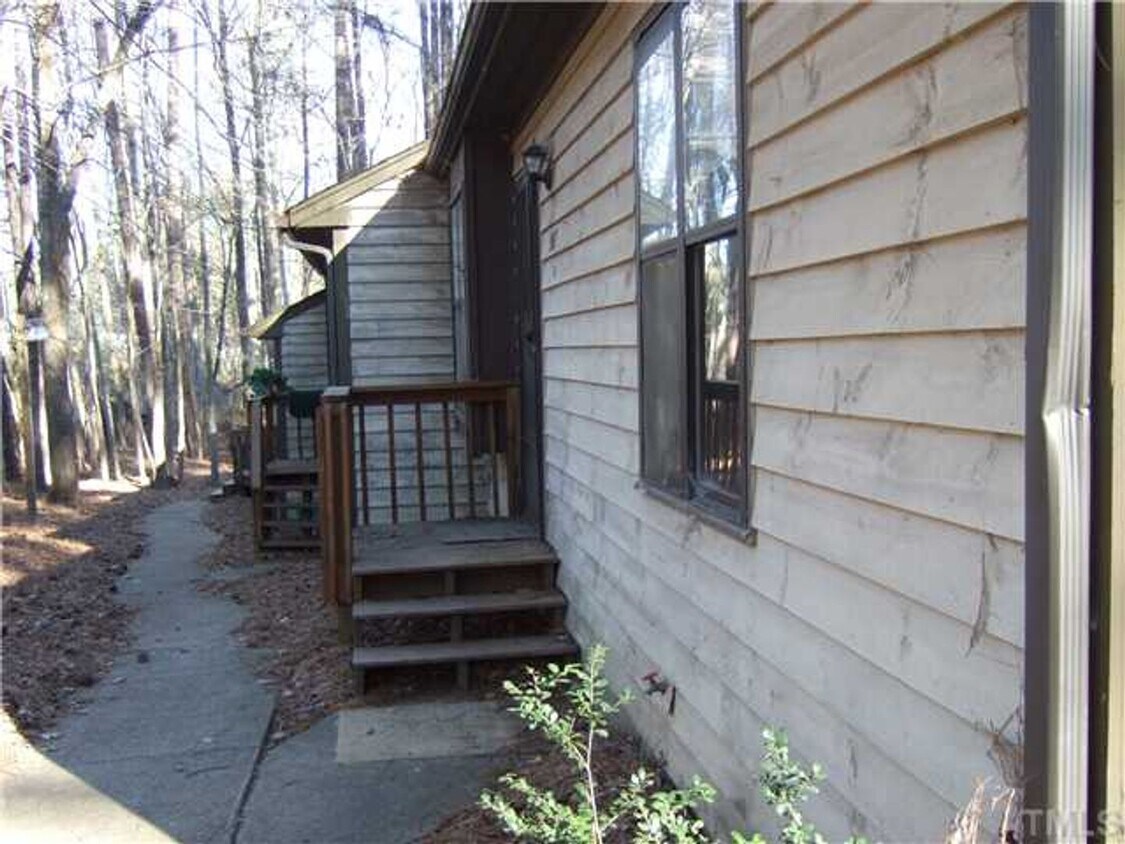 Foto principal - 907 B West Chatham Street - Bev Roberts Pr...