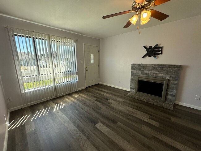 Foto del edificio - Updated Two Bedroom Home with Large Yard