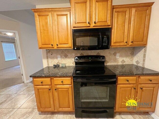 Building Photo - Beautiful 3 bedroom single story 5 minutes...