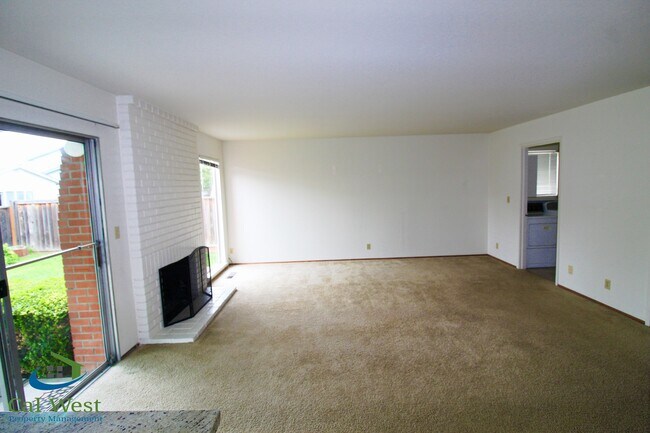 Foto del edificio - $4695 - Spacious Sunnyvale 5BD/2.5BA Home-...