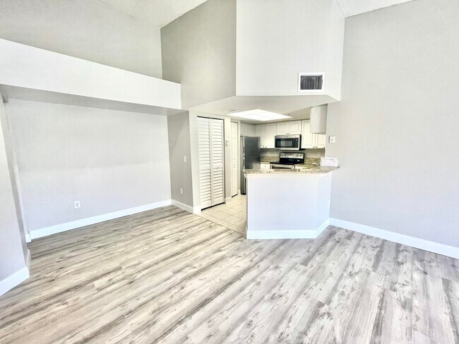 Building Photo - 1700 Crestwood Ct S