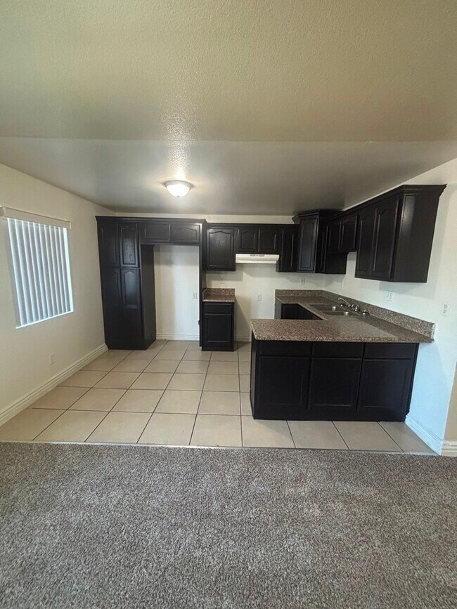 Building Photo - 926 W 64th St
