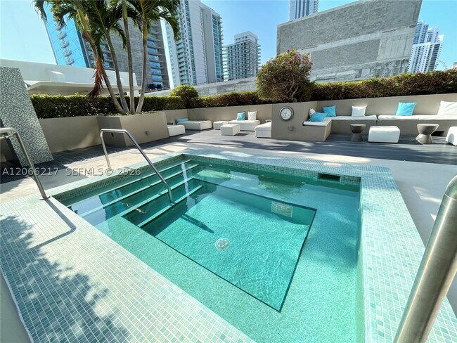 Foto del edificio - 600 NE 27th St