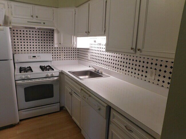 Building Photo - 490 N Fox Hills Dr