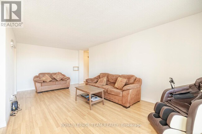 Photo du bâtiment - 665-665 Bathgate Dr