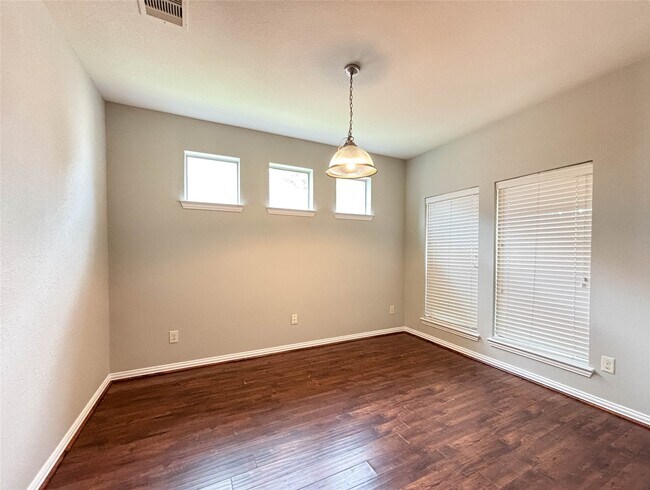 Foto del edificio - 1323 Maple Ace Dr