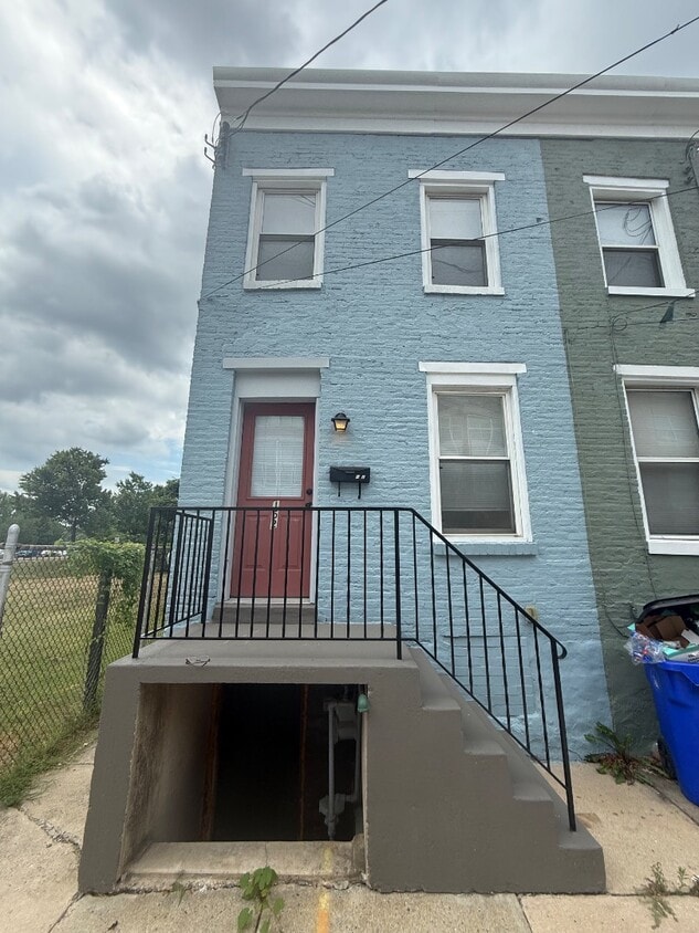 Primary Photo - 152 E South St