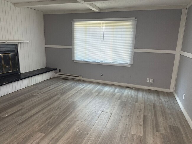 Foto del edificio - Coming soon!!!!      4 bedroom 2 bath with...