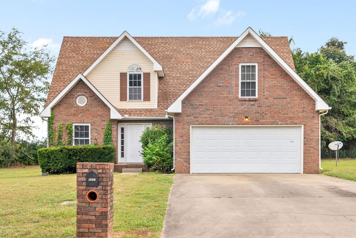 Primary Photo - Awesome 3 Bedroom/2.5 Bath with Large Bonu...