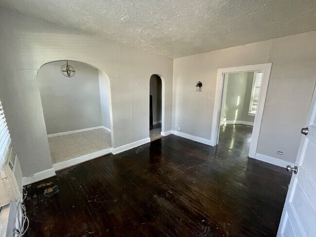Building Photo - Quaint and Cute 1 bedroom with tons of nat...