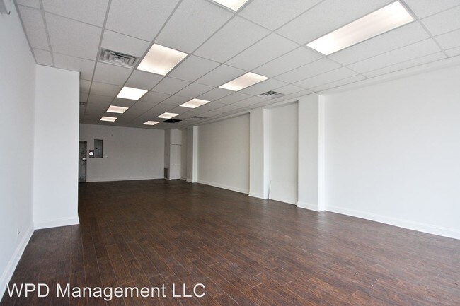 Building Photo - 932 E 79th St