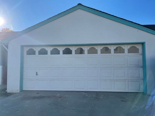 Building Photo - Great 4 bedroom 2 bath home