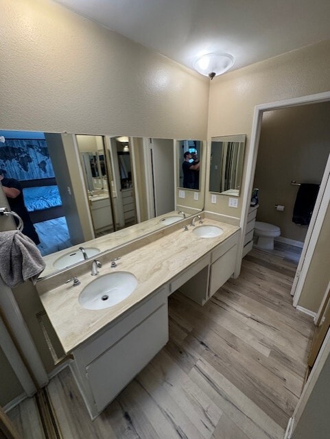 Master Bath with double sinks - 8125 Redlands St