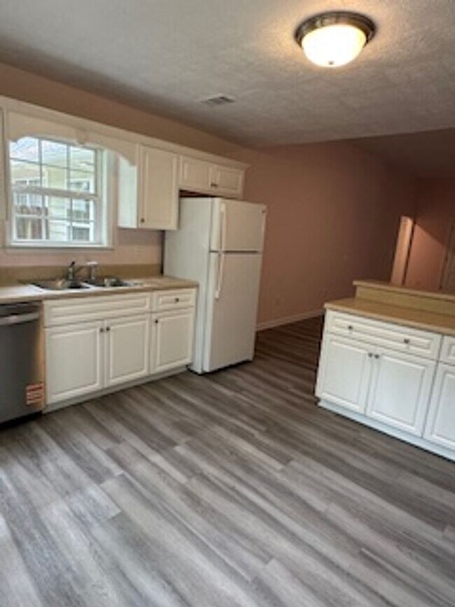 Foto del edificio - 3 BR/ 2 BA Attached Home