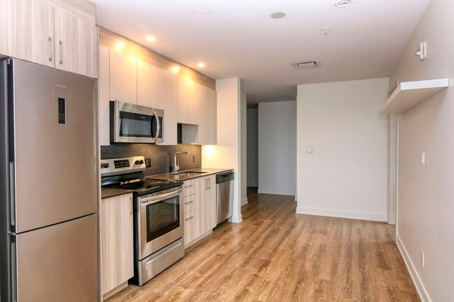 Building Photo - 30 Bd Saint-Joseph E