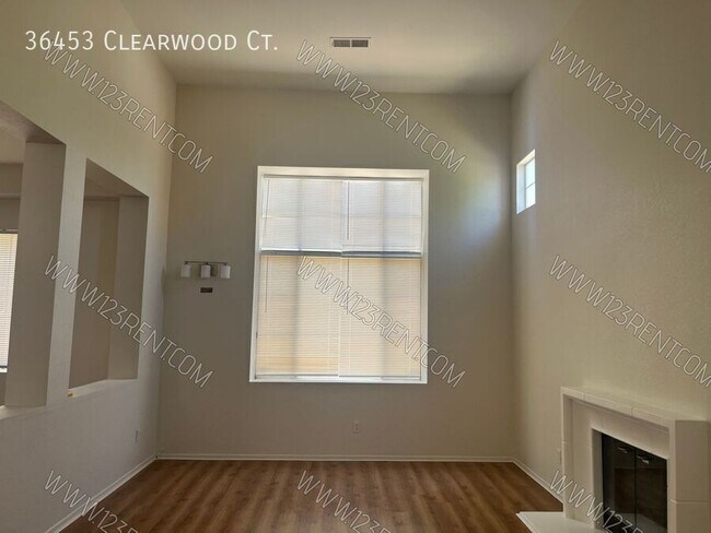Foto del edificio - 36453 Clearwood Ct