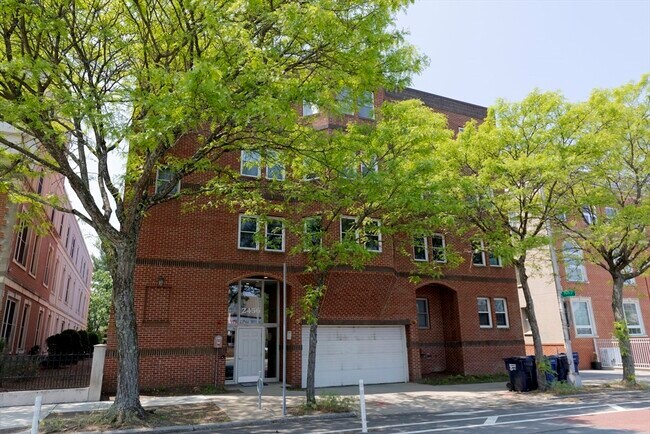 Foto del edificio - 2456 Massachusetts Ave