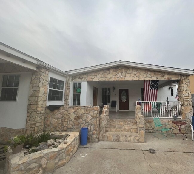 Building Photo - 304 E Croydon Pl