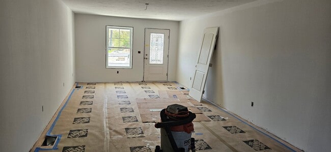 Building Photo - 719 Putnam Pike