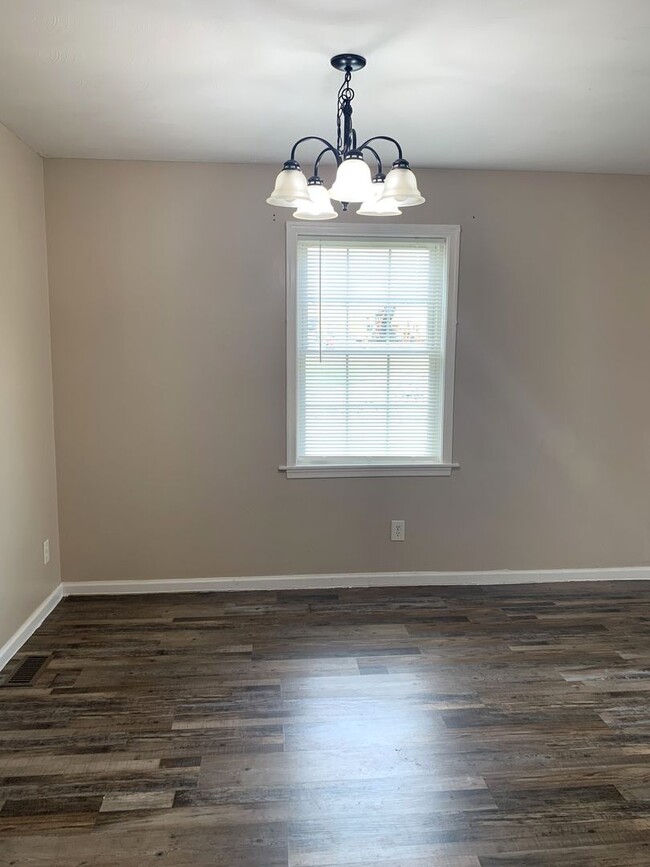 Building Photo - MOVE IN READY, APPLY NOW!!