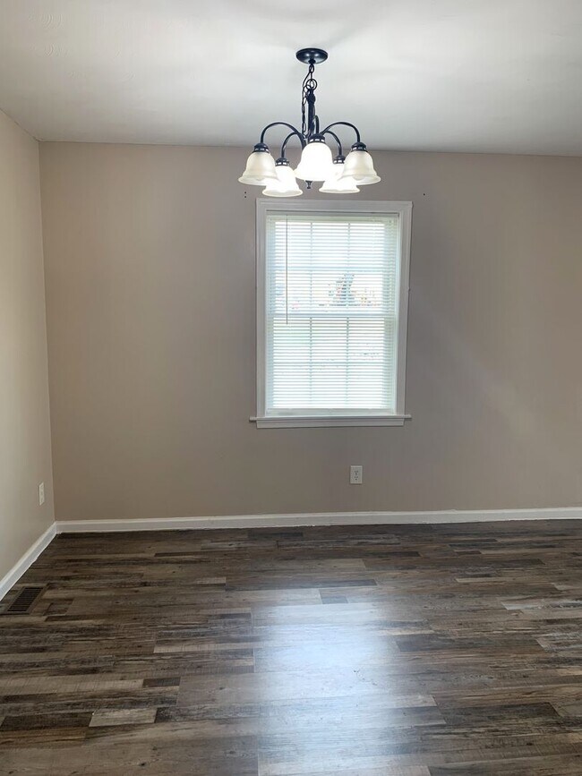 Foto del edificio - MOVE IN READY, APPLY NOW!!