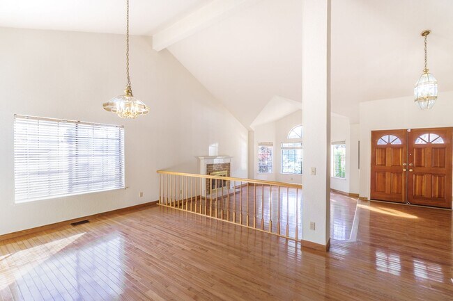 Building Photo - 2741 Seminole Dr