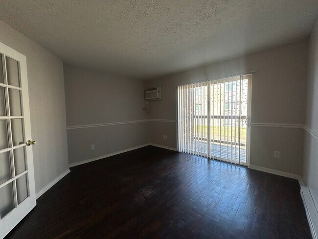 Interior Photo - The Roxbury