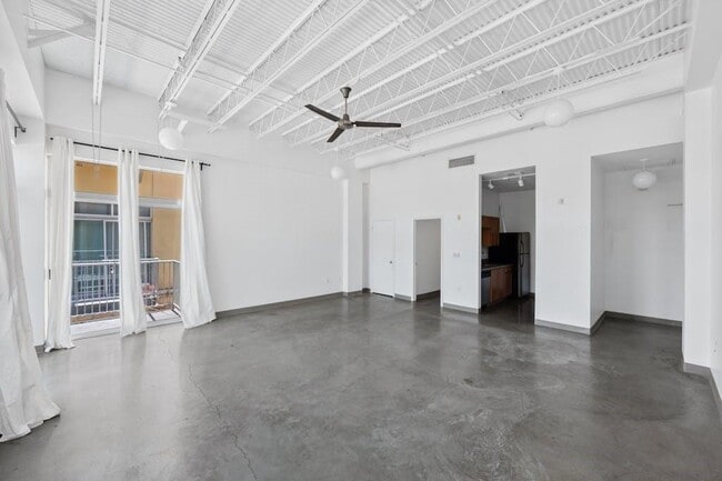 Building Photo - 2401 E 6th St