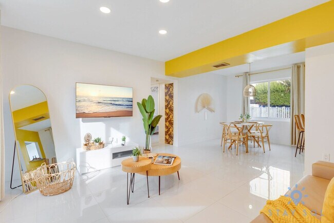 Building Photo - 809 S Ocean Dr