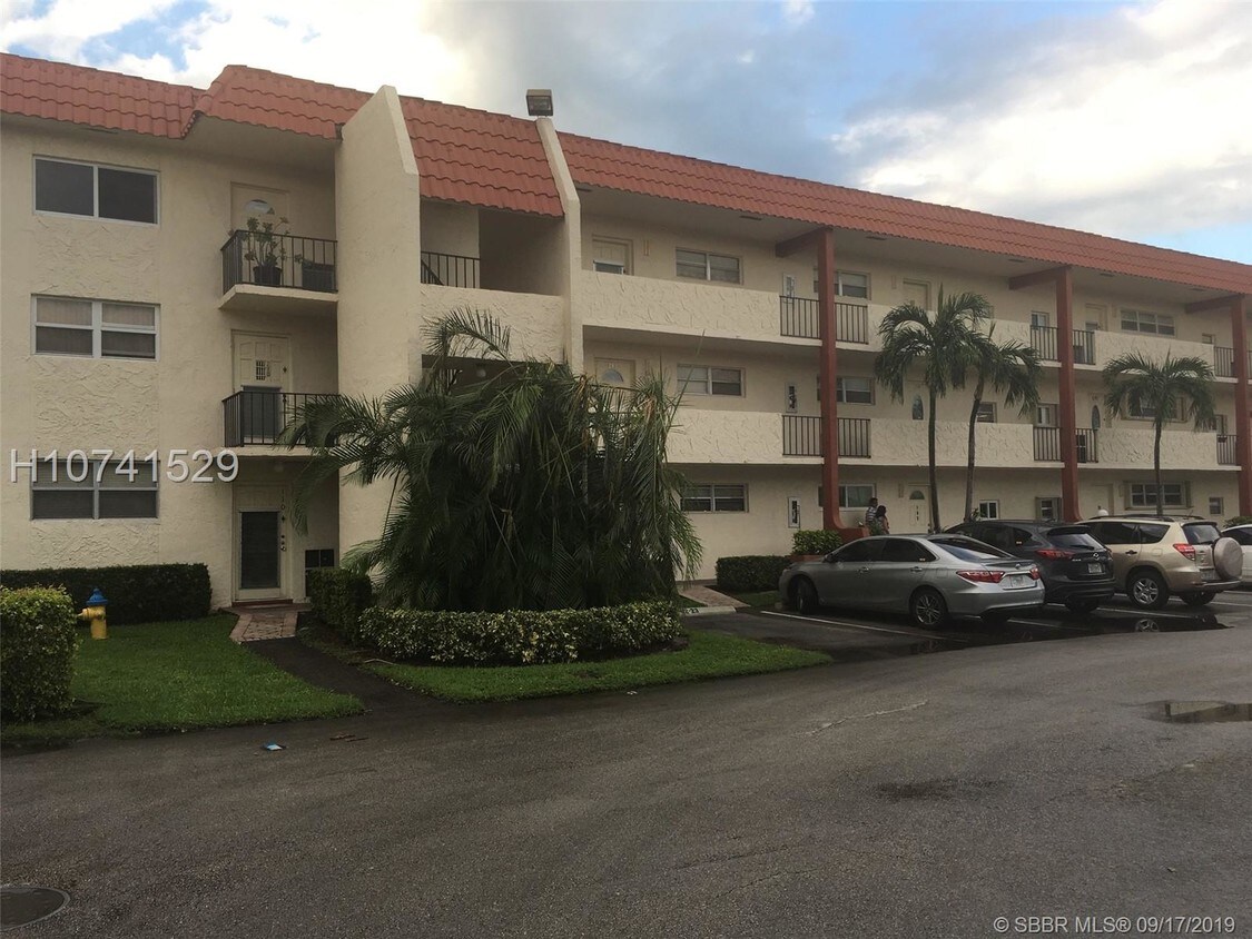 371 S Hollybrook Dr Unit 109