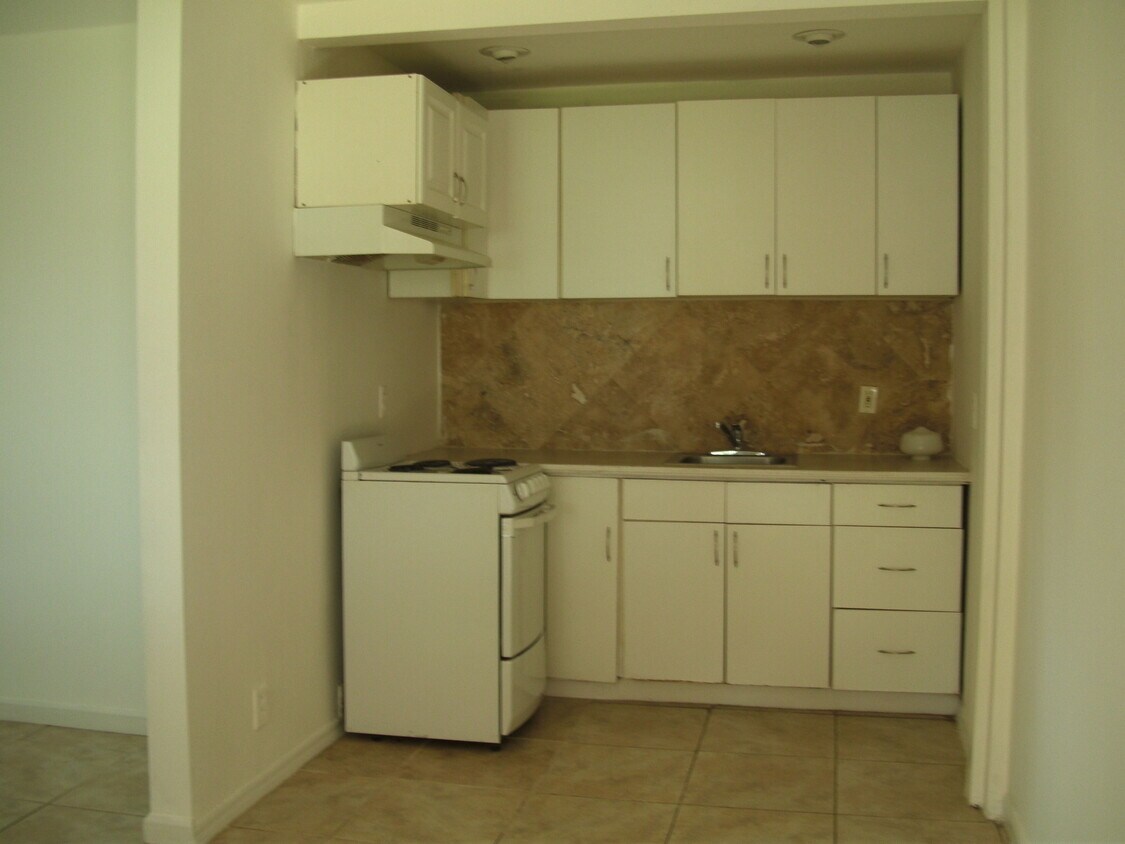 Primary Photo - 1649 Moffett St