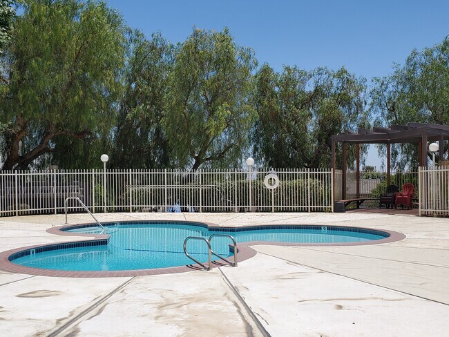 piscina compleja - 12330 Osborne St
