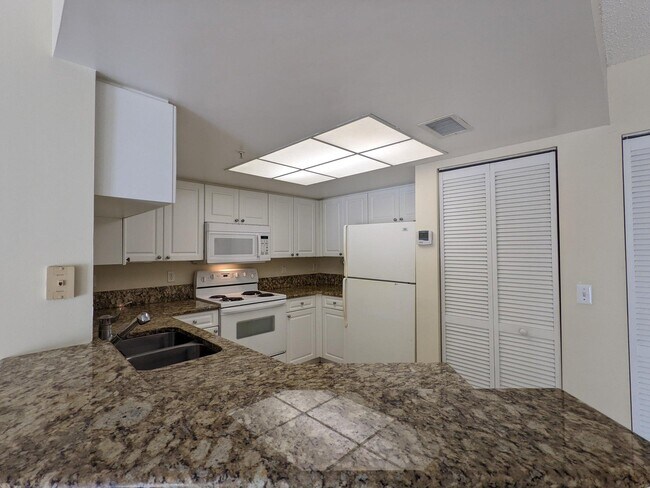 Foto del edificio - 1000 Crestwood Ct S