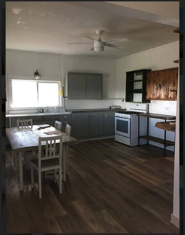 Building Photo - 3 bedroom farmhouse