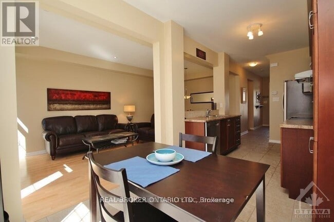 Building Photo - 615 Pepperville Crescent