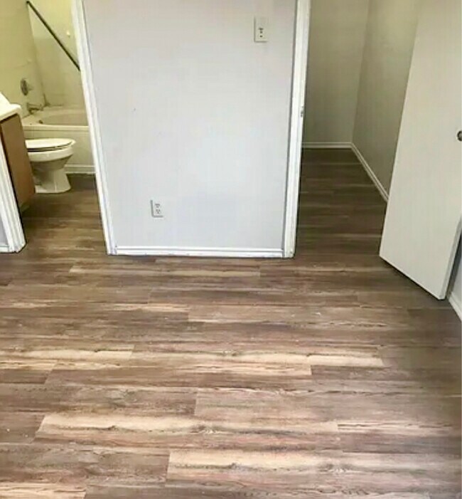 Building Photo - 5927 Encanto Point Dr