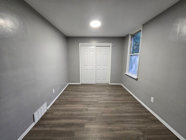 Foto del edificio - Small 2 bedroom 1 bath apartment for rent!