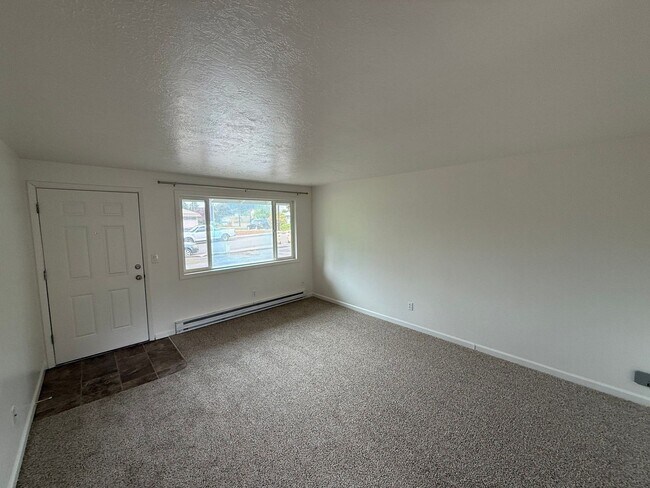 Building Photo - 926 SE Uglow Ave