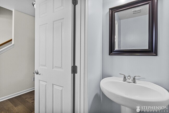 Building Photo - 3 bed 2.5 bath fenced yard