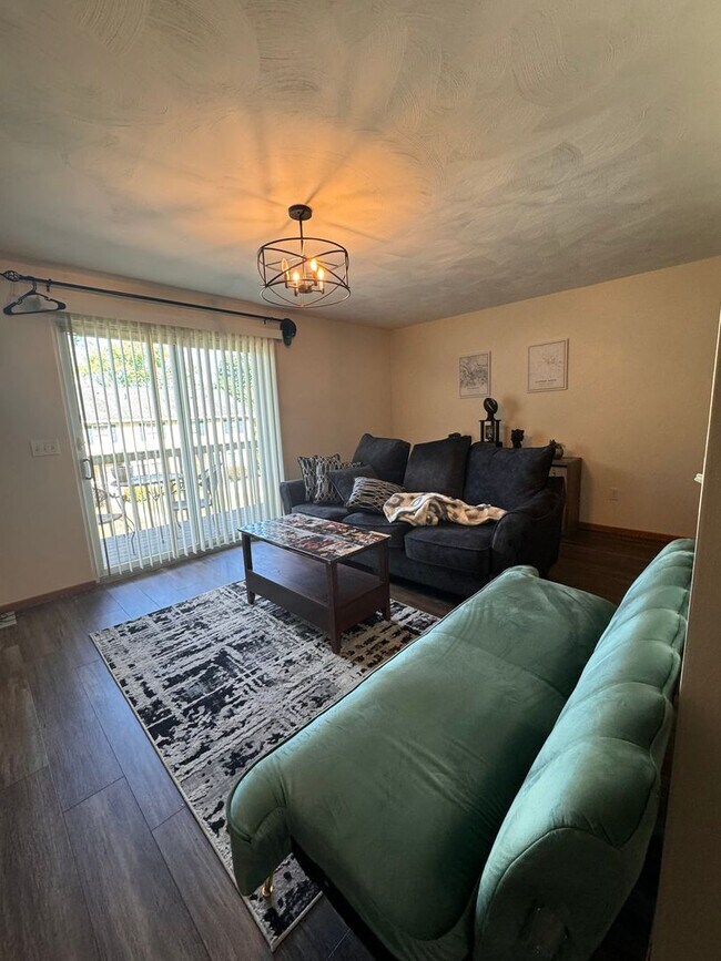 Building Photo - Large Renovated 2 bedroom Town-home in Low...