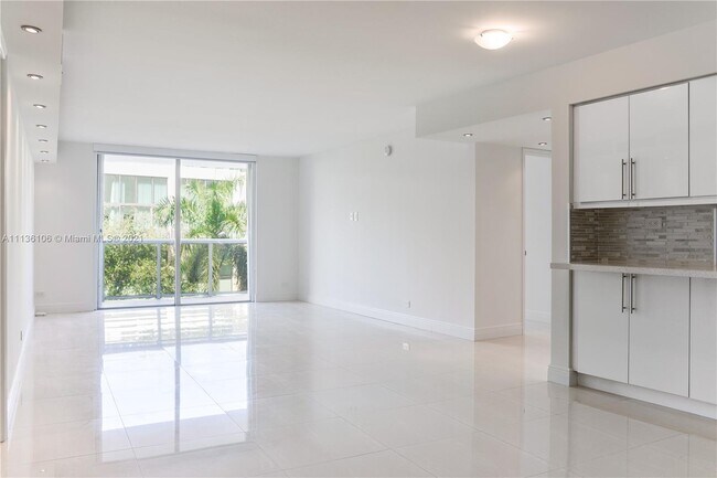 Building Photo - 6039 Collins Ave