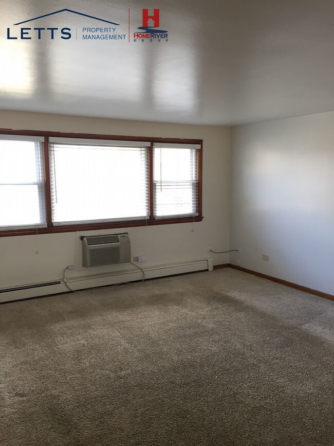 Foto del edificio - NEWLY RENOVATED 2 BDRM 1 BATH Heat Included