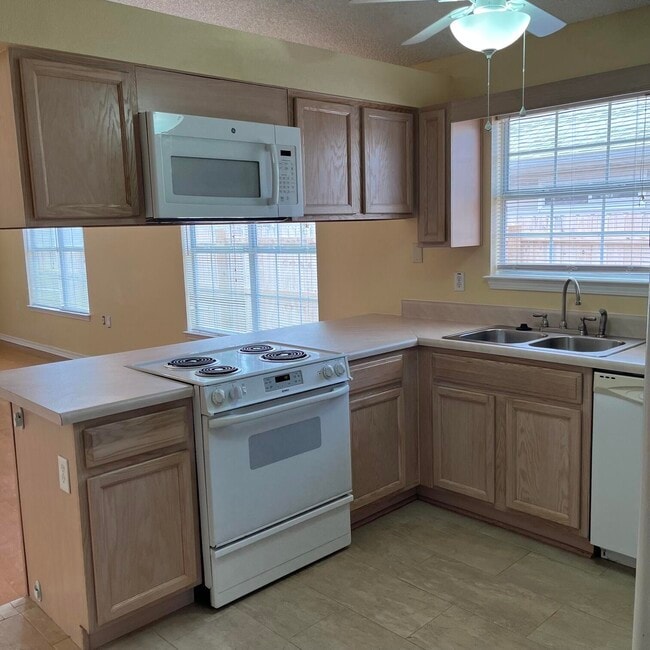 Building Photo - 5575 Meadow Creek Pl