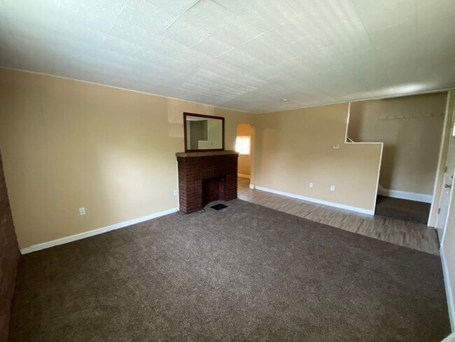 Building Photo - Comfortable 3 Bedroom, 1 Bath Home on West...