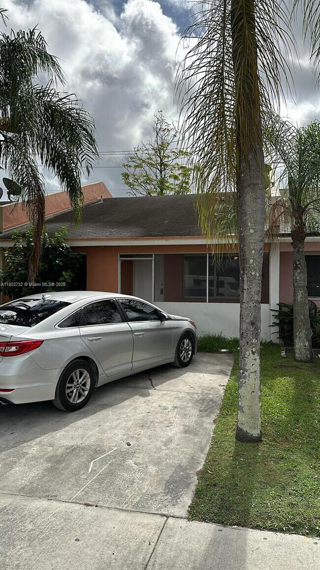 Foto del edificio - 585 NW 15th St