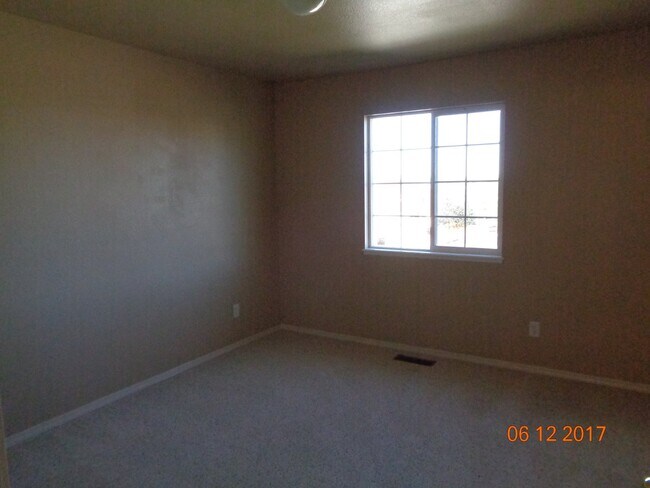 Building Photo - Super location close to shopping, schools,...