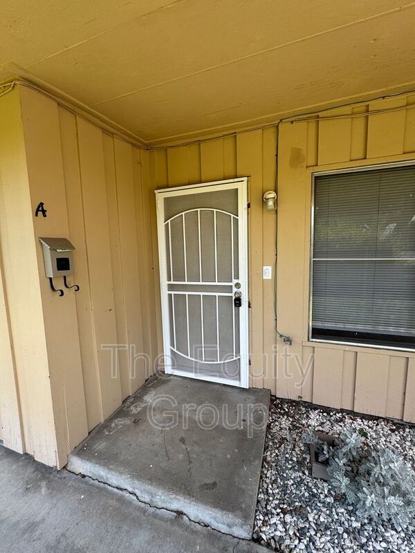 Foto del edificio - 1140 W Tulare Ave